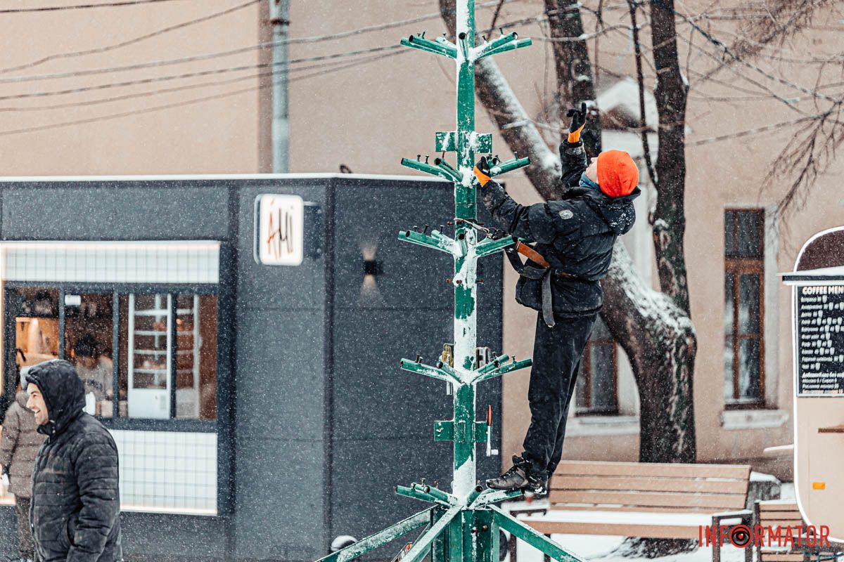 Ялинка стоятиме поруч з головним входом Ялинка стоятиме поруч з головним входом