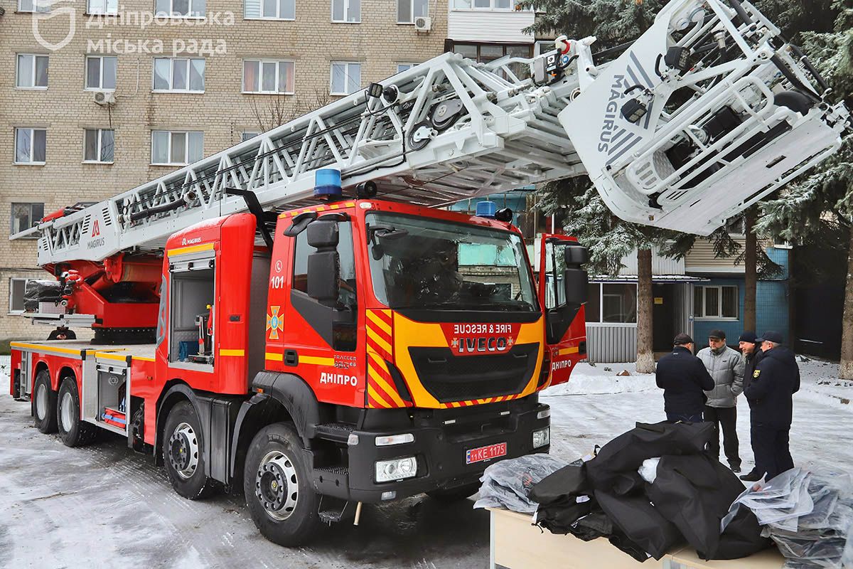 Днепр помог с приобретением одной из самых высоких в стране пожарных автолестниц. Ее длина составляет 60 метров