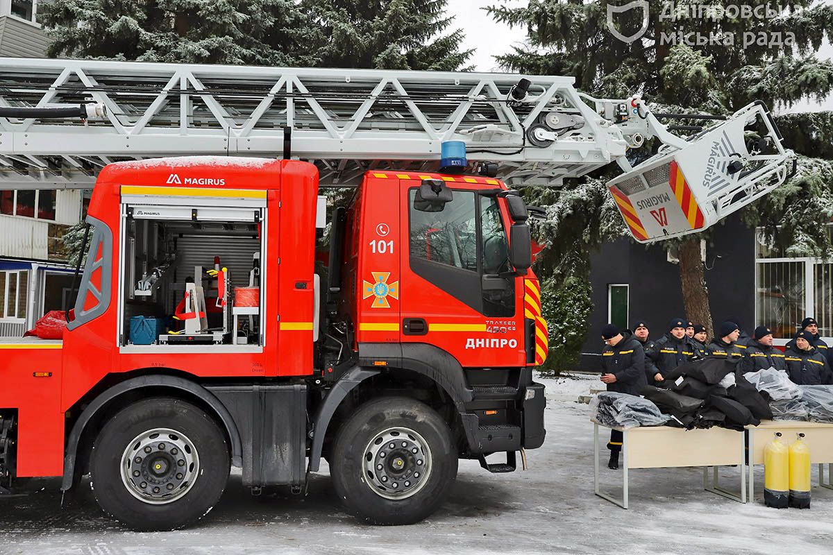 С 60-метровой автолестницей пожарные смогут добраться до 21 этажа в домах