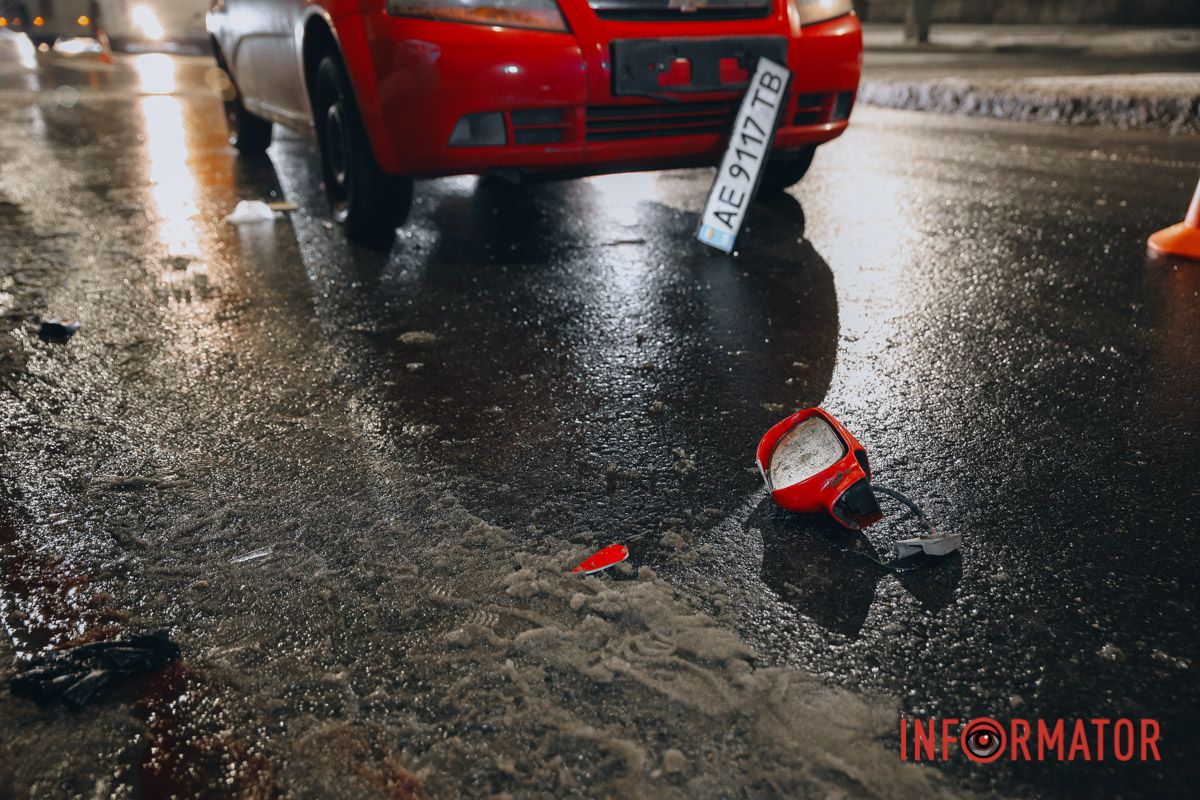 Автівка стоїть у правій смузі, у напрямку ДНУ