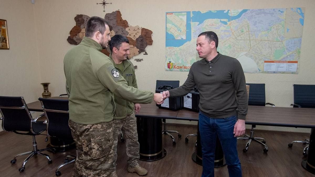 Компьютеры, квадрокоптеры и другая техника: мэр Каменского передал военным помощь на 1 миллион гривен