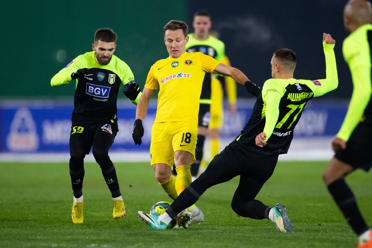 Команды встретились на стадионе Команды встретились на стадионе