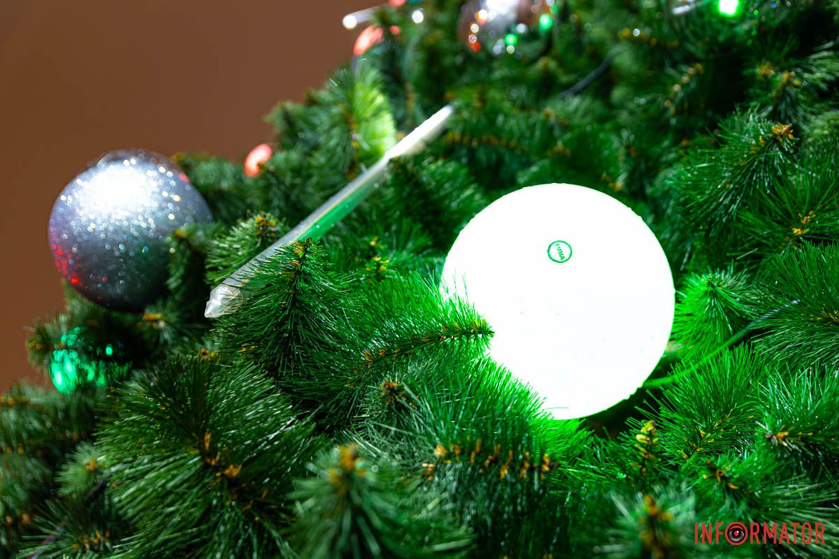 Прикрашена ялинка – один з головних атрибутів Нового року. Прикрашена ялинка – один з головних атрибутів Нового року.