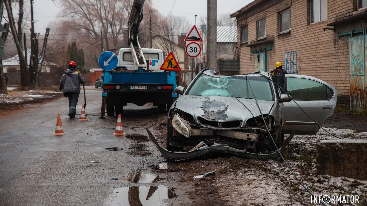 В Днепре на Кильченской Infiniti снес бетонный столб: новую опору уже установили