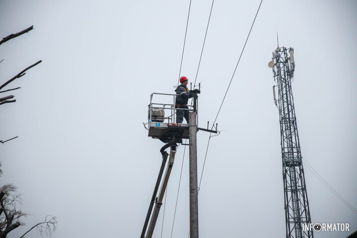Нову опору встановили комунальники Нову опору встановили комунальники