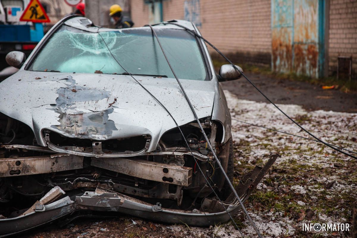 Станом на 13:00 пошкоджену опору демонтували і встановили нову Станом на 13:00 пошкоджену опору демонтували і встановили нову