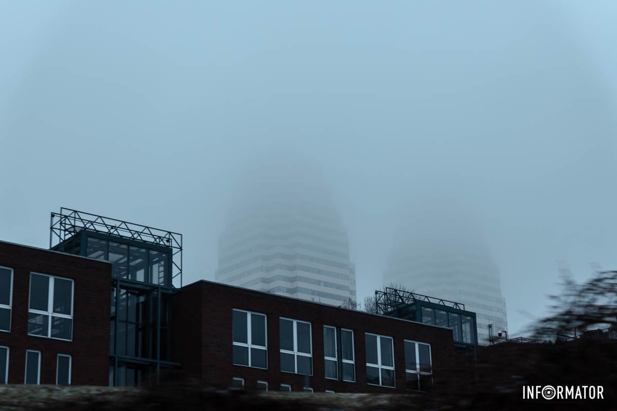 Днепр накрыла белая пелена тумана Днепр накрыла белая пелена тумана