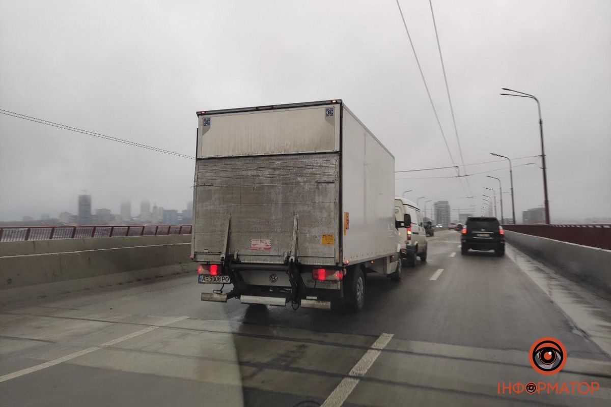 На Новому мосту рух ускладнено через цю аварію На Новому мосту рух ускладнено через цю аварію