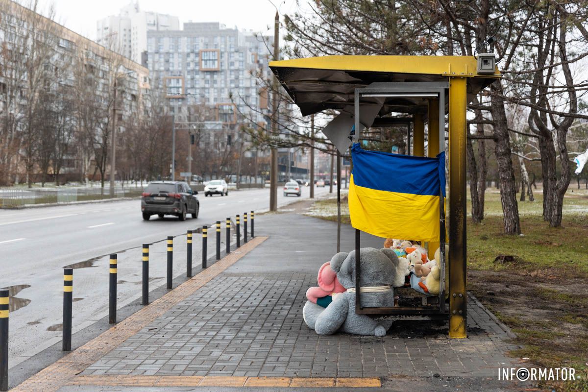 Также на остановке появился украинский флаг Также на остановке появился украинский флаг