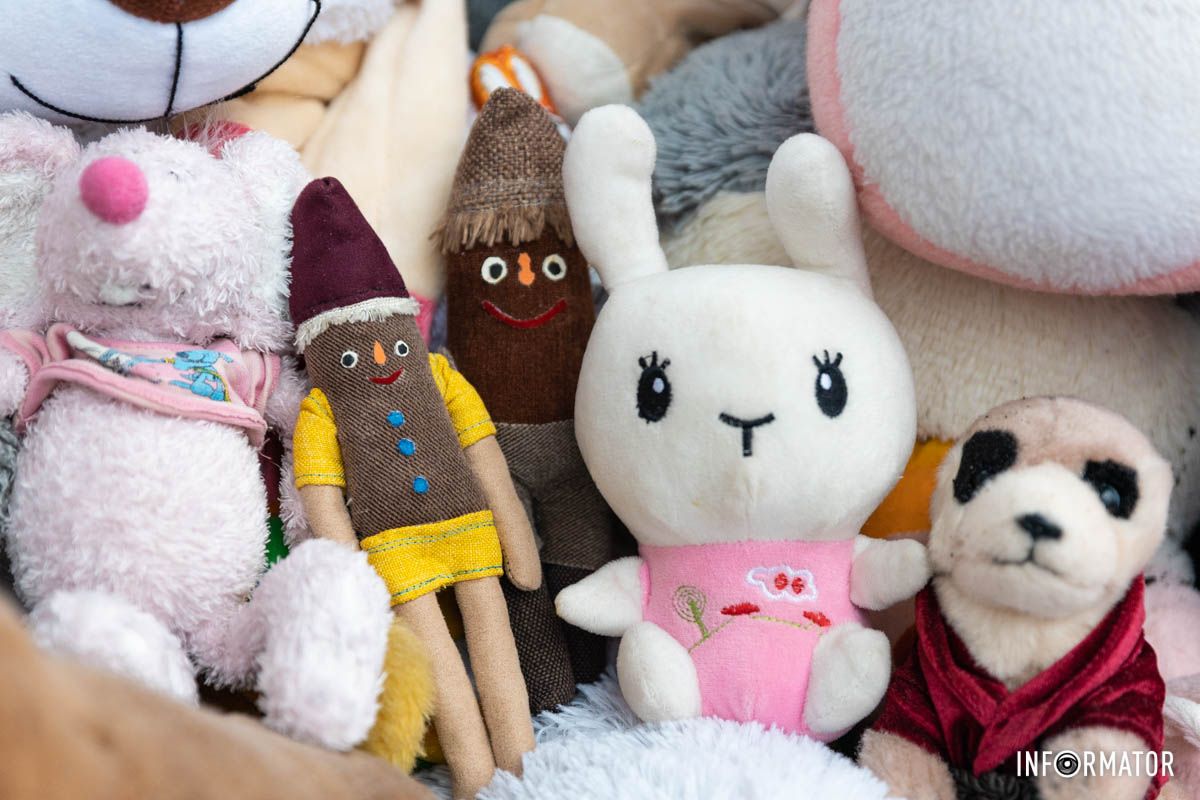 Люди приносят сюда цветы и сладости Люди приносят сюда цветы и сладости