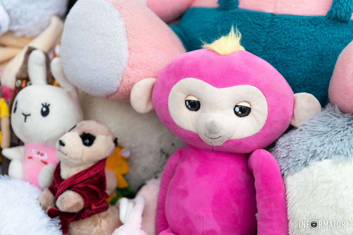 Люди приносят сюда мягкие игрушки Люди приносят сюда мягкие игрушки