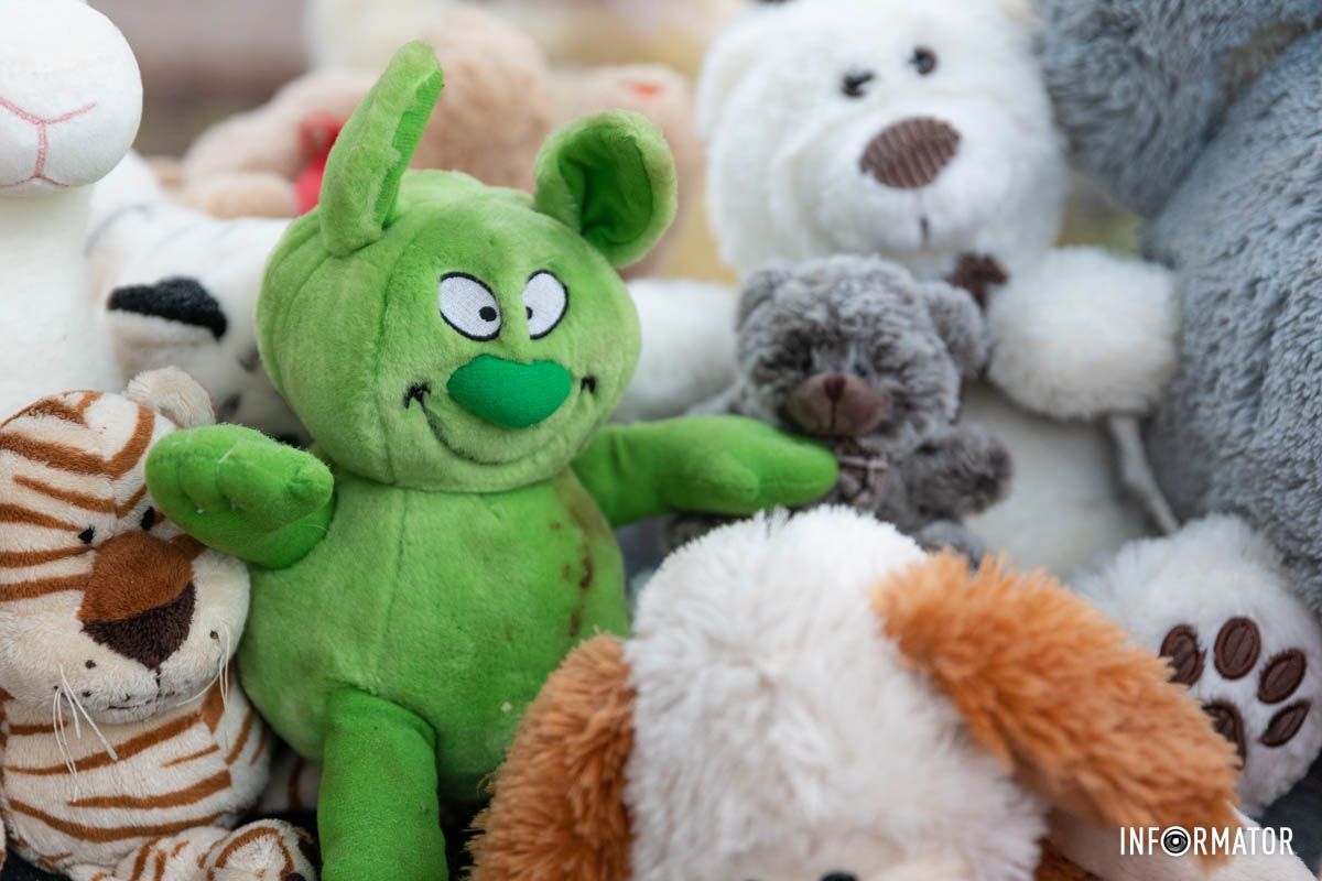 В Днепре на сгоревшей остановке у дома 118 на ж/м Победа восстанавливают народный мемориал В Днепре на сгоревшей остановке у дома 118 на ж/м Победа восстанавливают народный мемориал