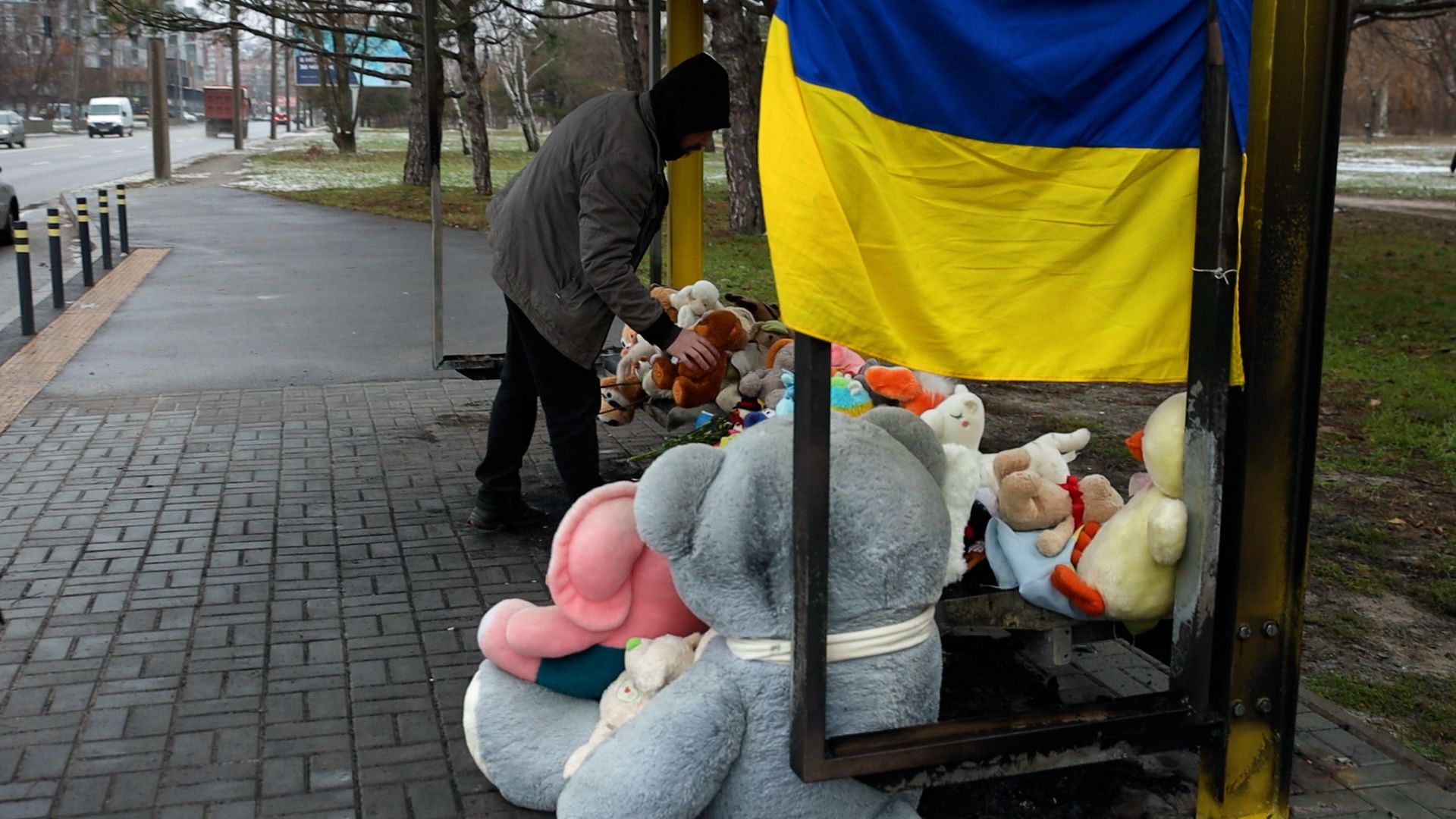 Люди відновлюють згорівший меморіал