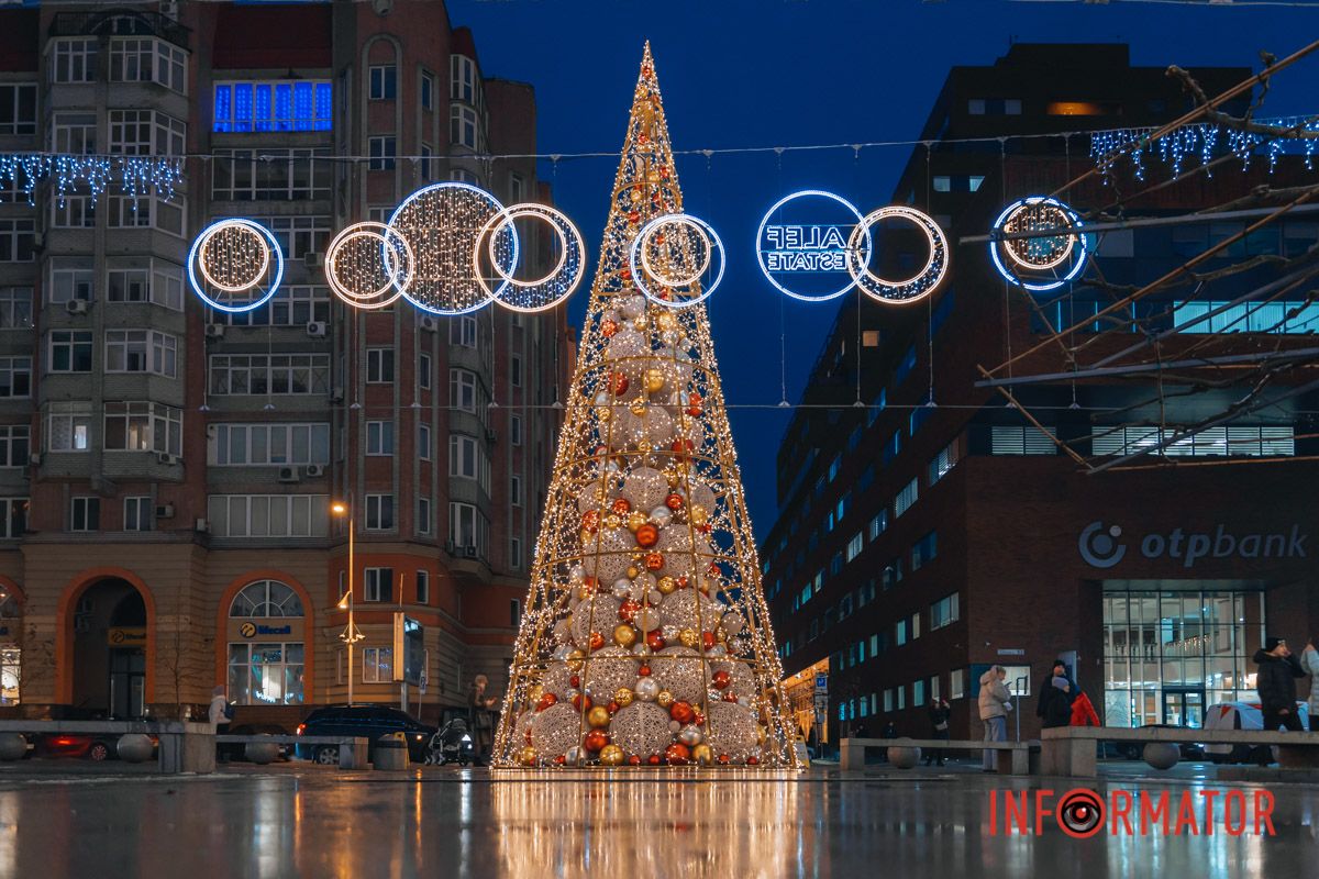 Эту елку начали устанавливать еще 7 декабря