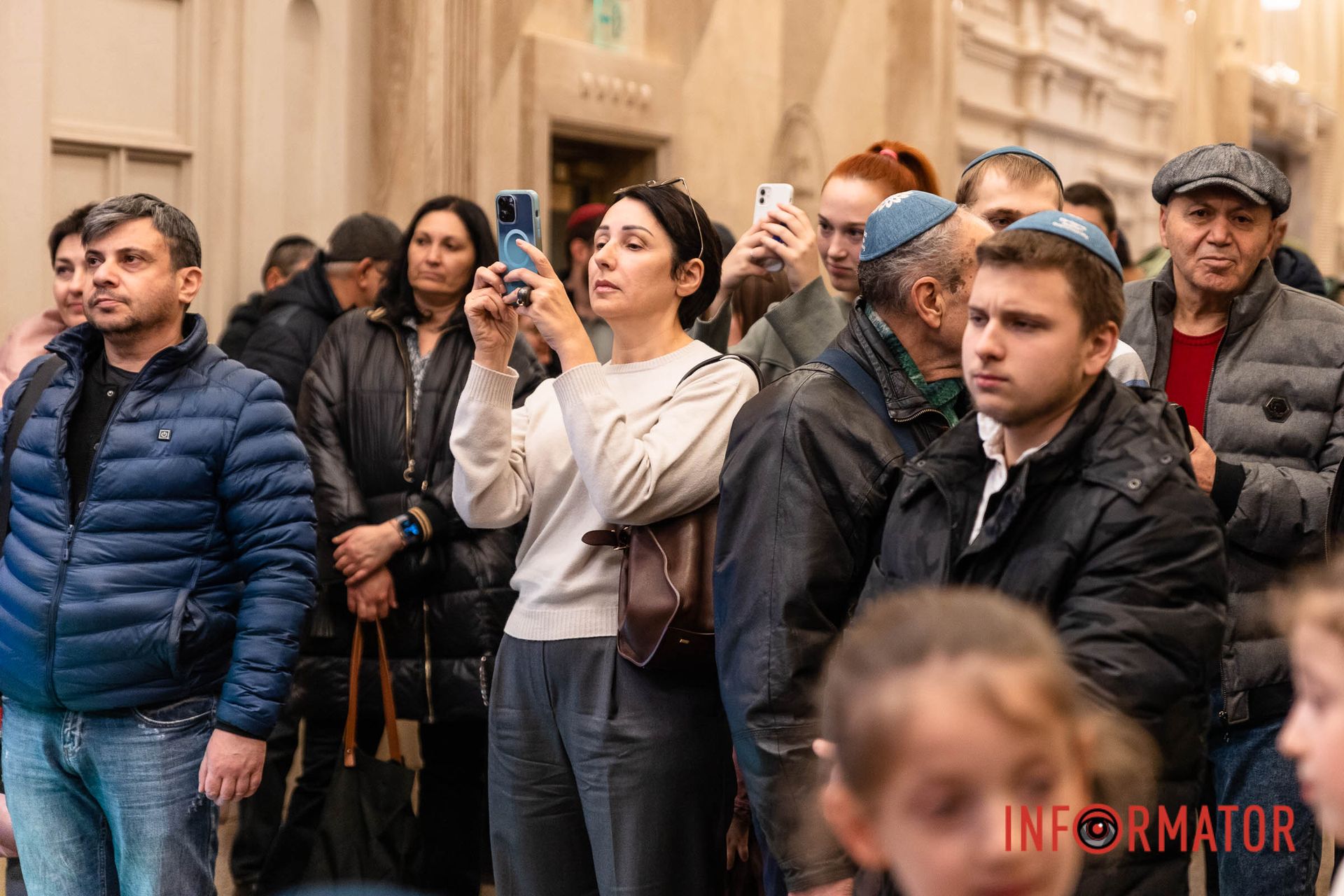 Собралось немало горожан Собралось немало горожан