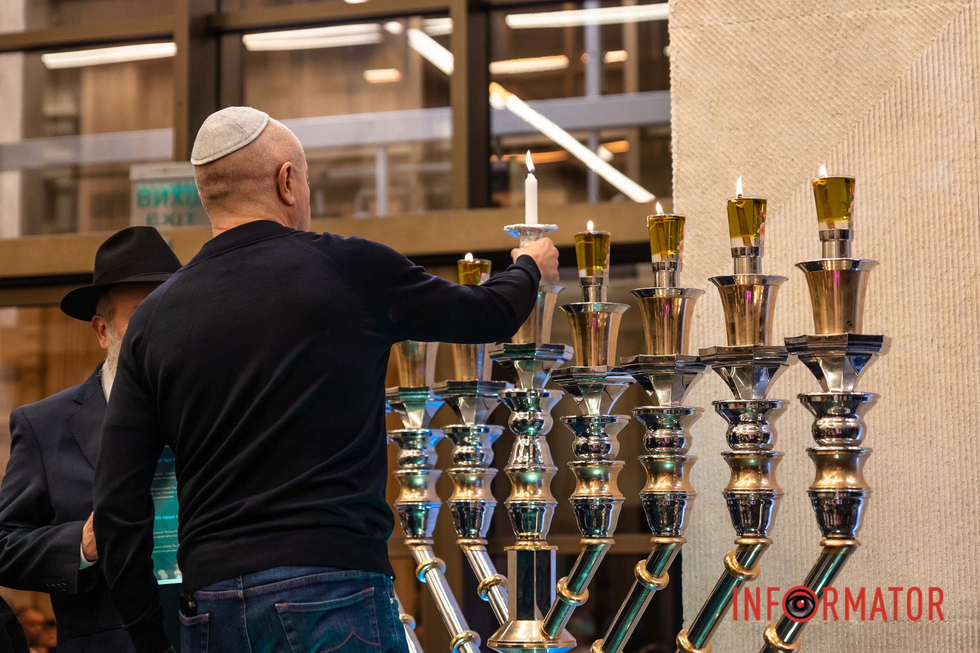 Здесь проходит церемония зажигания свечей Здесь проходит церемония зажигания свечей