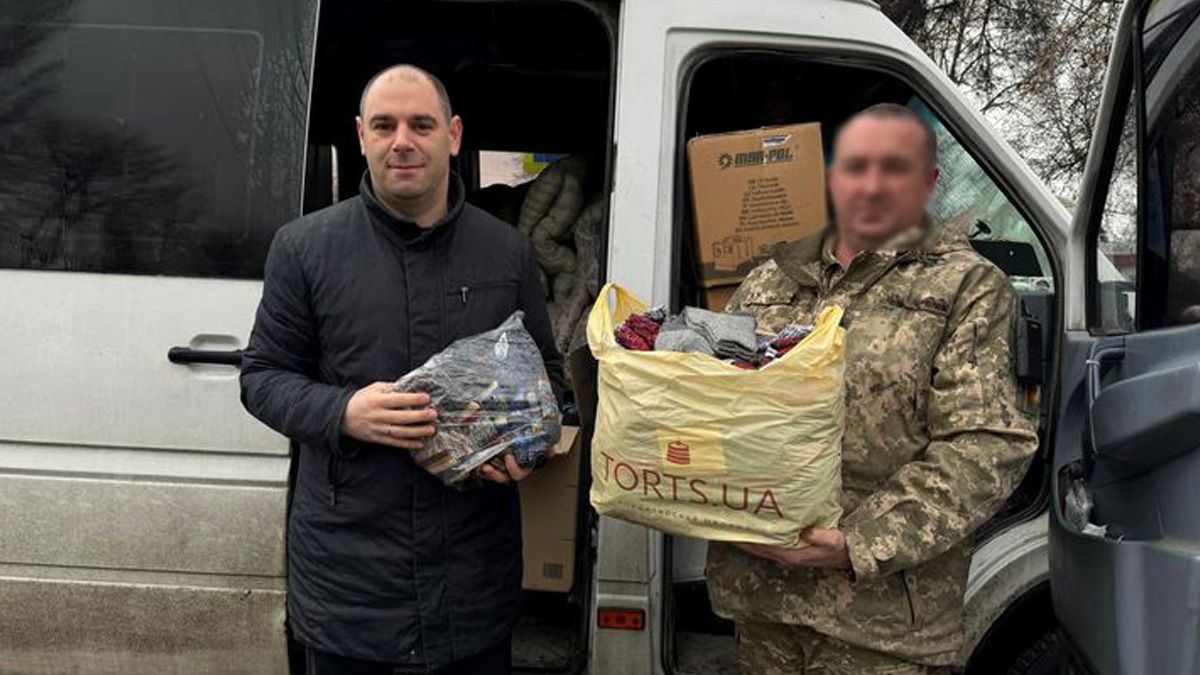 “В’язальний батальйон” передав 200 пар шкарпеток та автономні дизельні обігрівачі захисникам неба над Дніпром