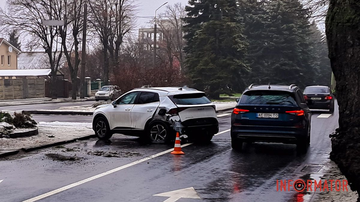 В Днепре на Гагарина столкнулись BMW и Kia: движение затруднено