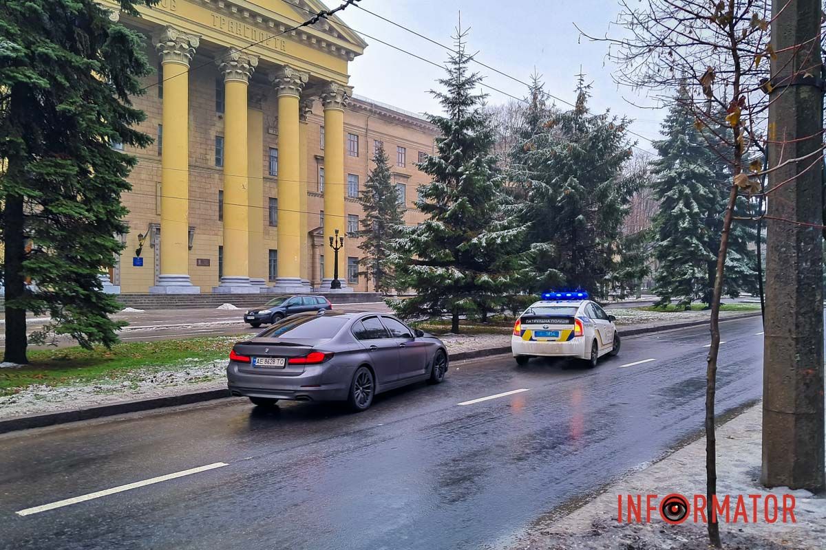 На месте работают патрульные, все обстоятельства происшествия выясняют На месте работают патрульные, все обстоятельства происшествия выясняют