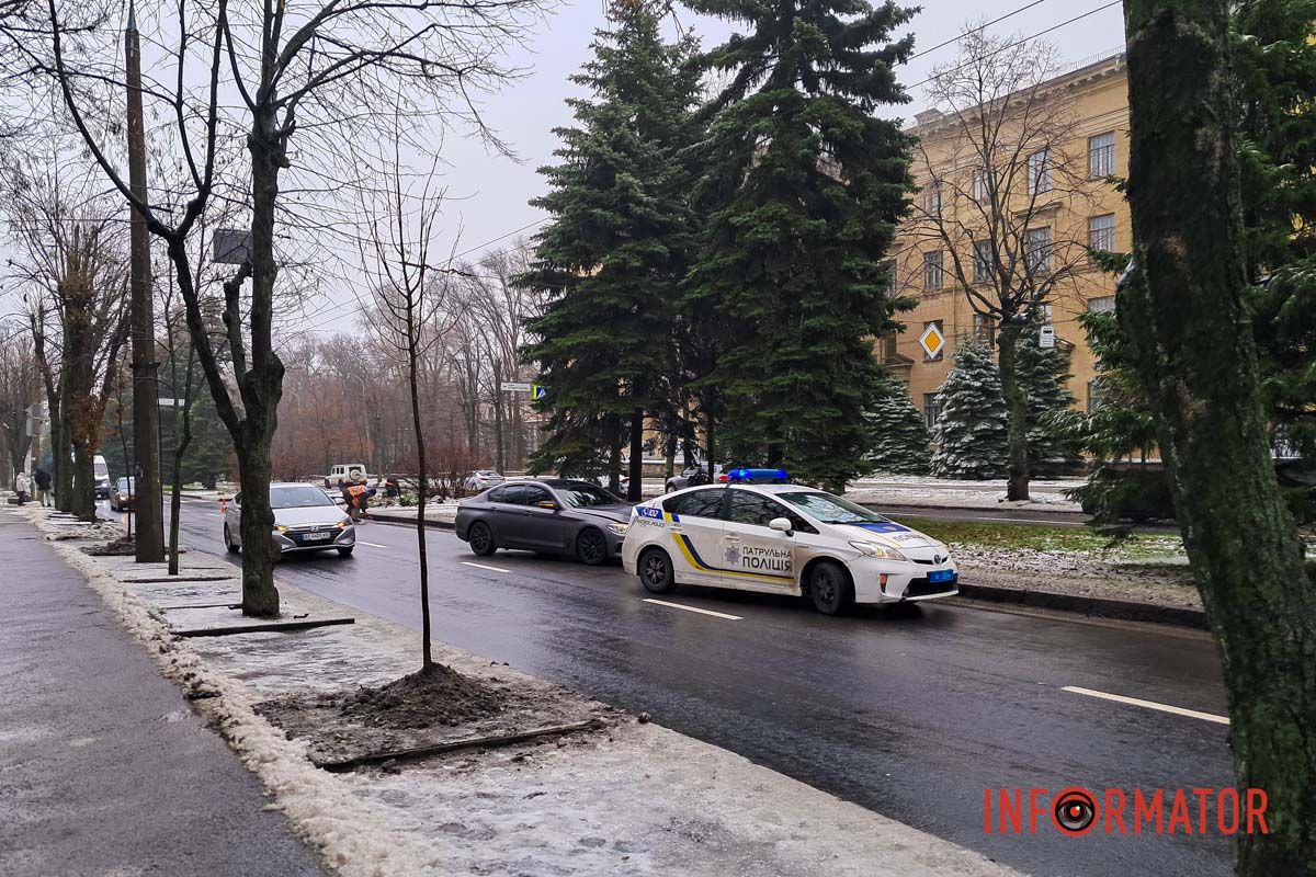 BMW стоит в левой полосе проспекта в направлении улицы Нила Армстронга BMW стоит в левой полосе проспекта в направлении улицы Нила Армстронга