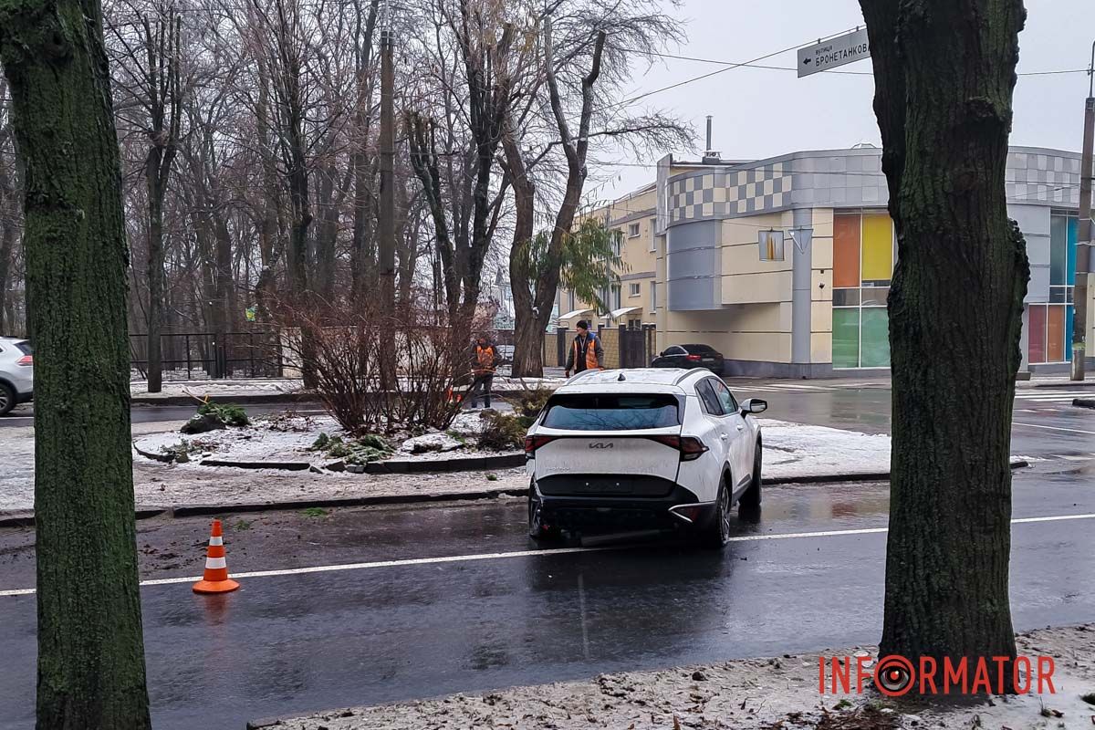 Коммунальщики убирают обломки с дороги Коммунальщики убирают обломки с дороги