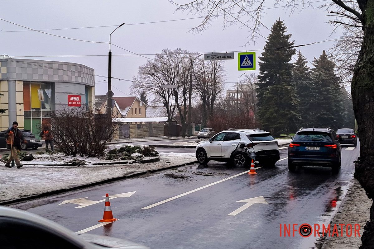 Движение на этом участке затруднено, однако пробки нет Движение на этом участке затруднено, однако пробки нет