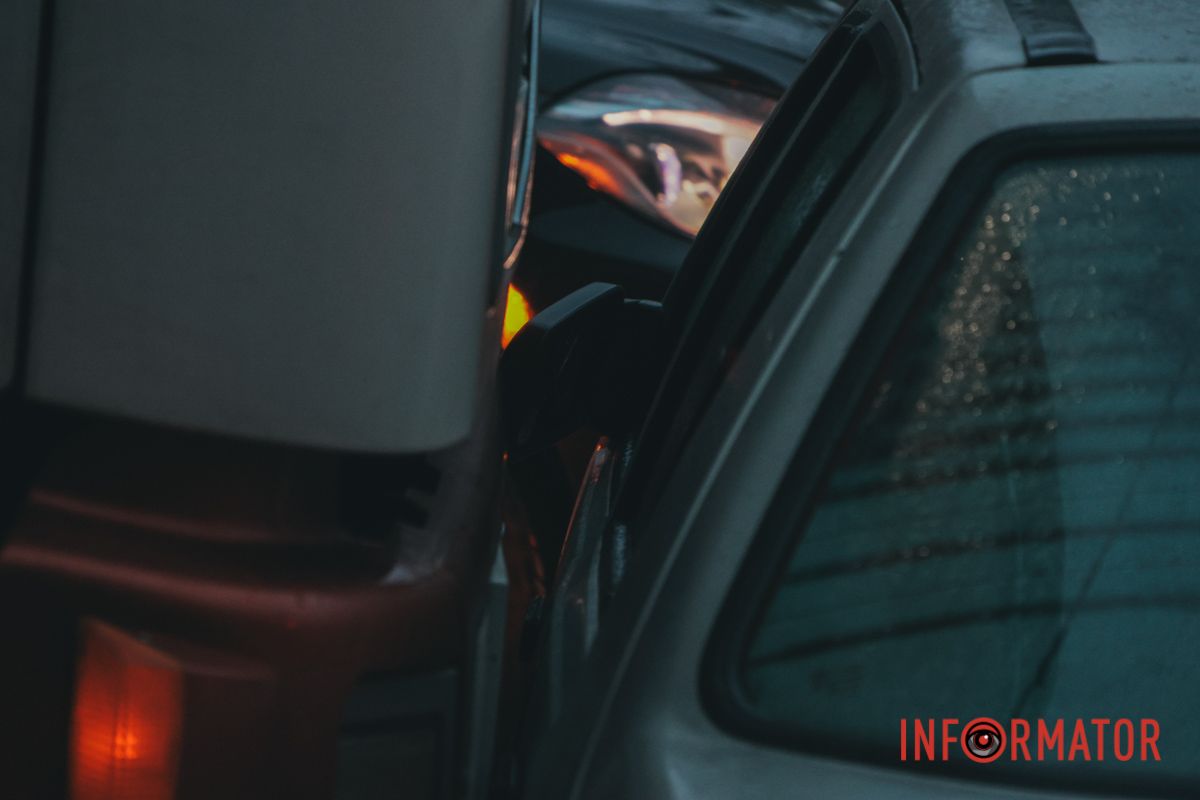 Водитель Volvo перестраивался с левой полосы в правую и задел легковушку