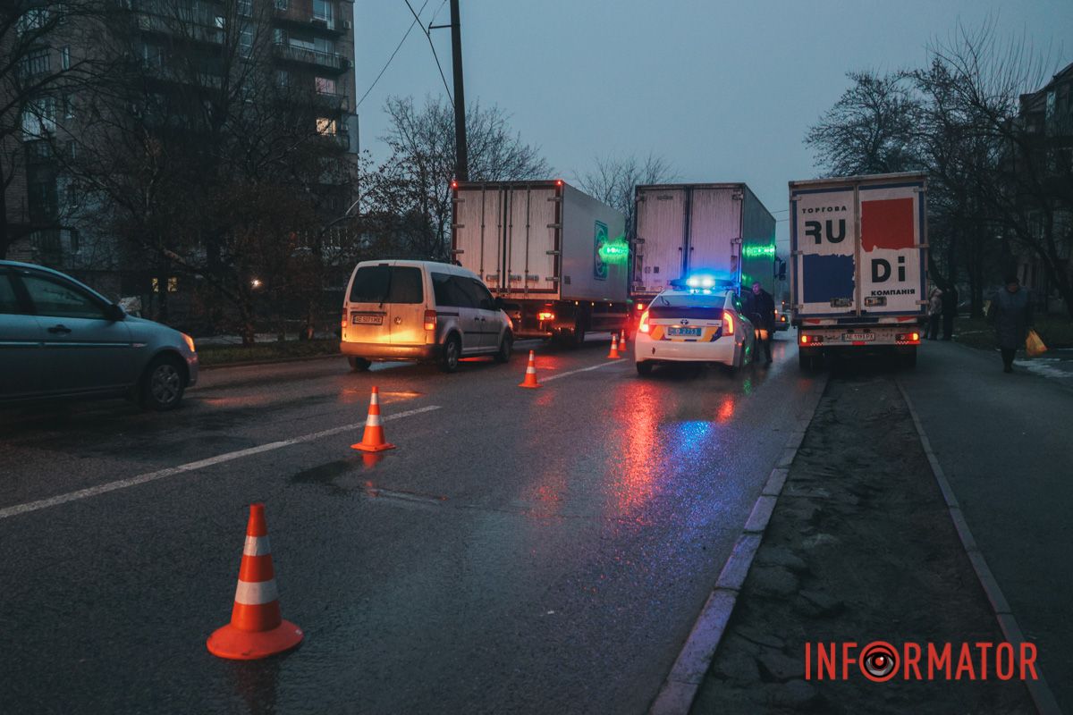 Вблизи перекрестка с улицей Чечеловской столкнулись ЗАЗ и грузовик