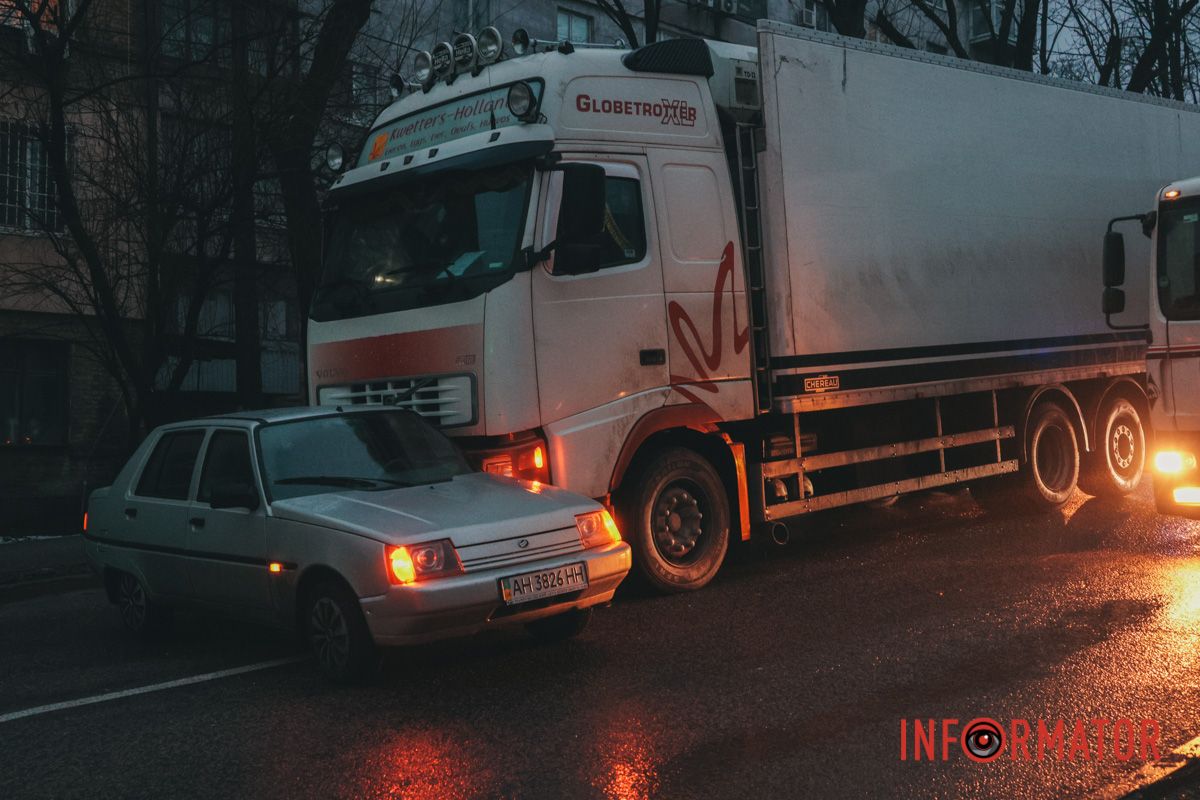 По предварительным данным от водителя ЗАЗ, легковушка двигалась в правой полосе по Мазепе