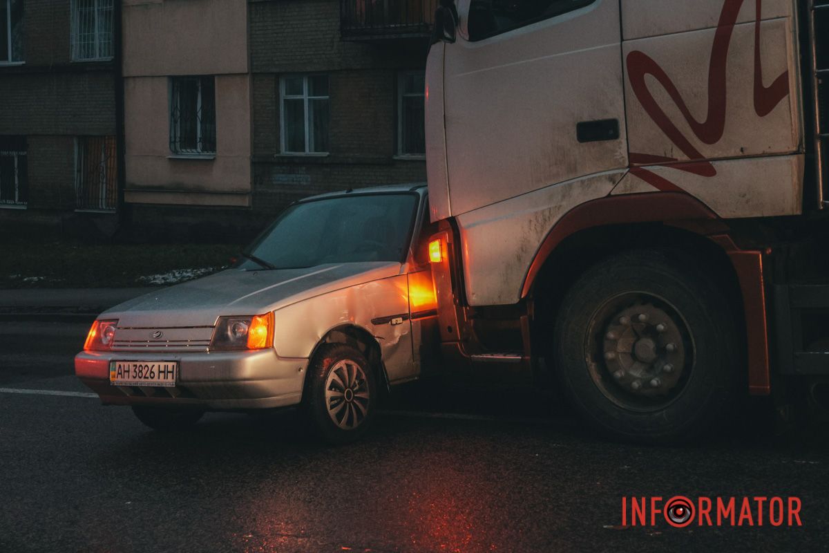 После удара грузовик протащил автомобиль около 10 метров