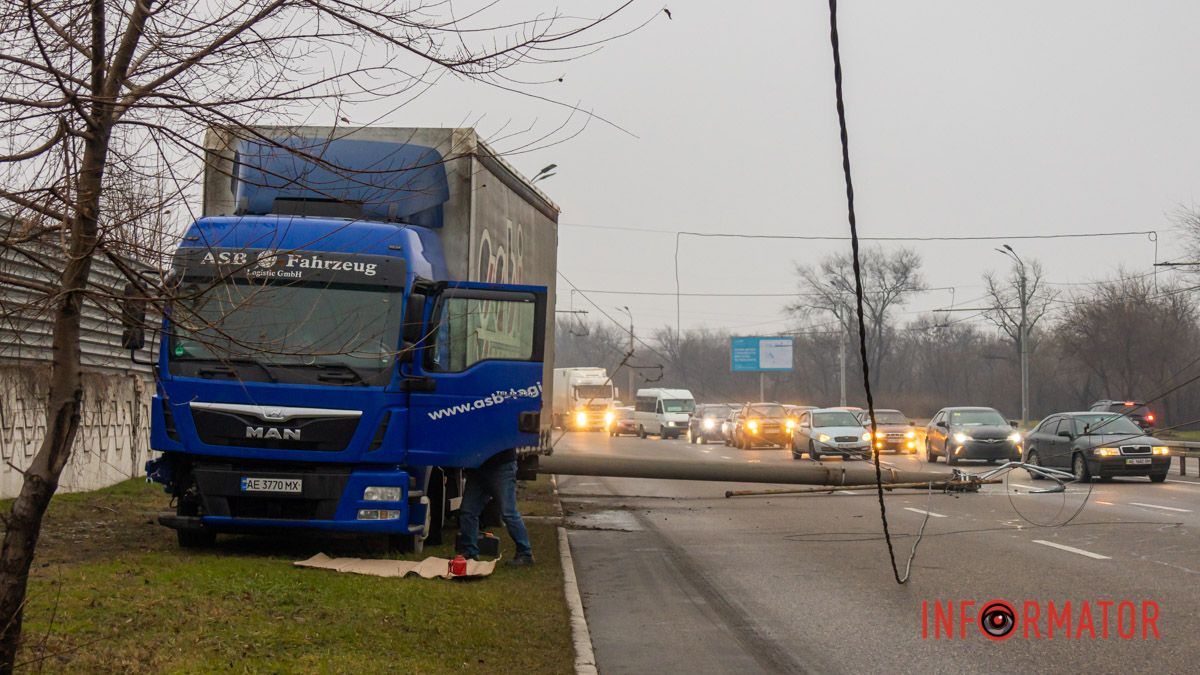 В Днепре на Набережной Заводской грузовик сбил столб: остановились троллейбусы, образовалась пробка