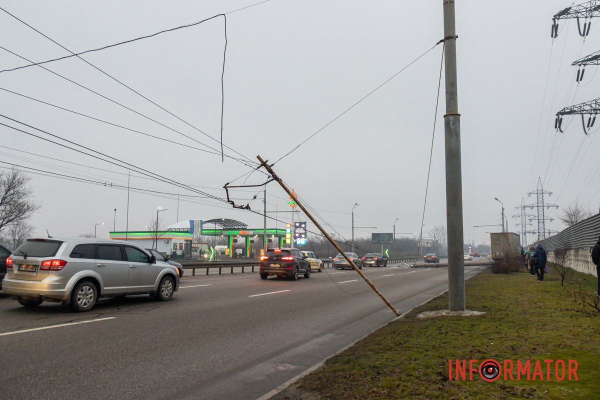 Здесь грузовик сбил столб Здесь грузовик сбил столб