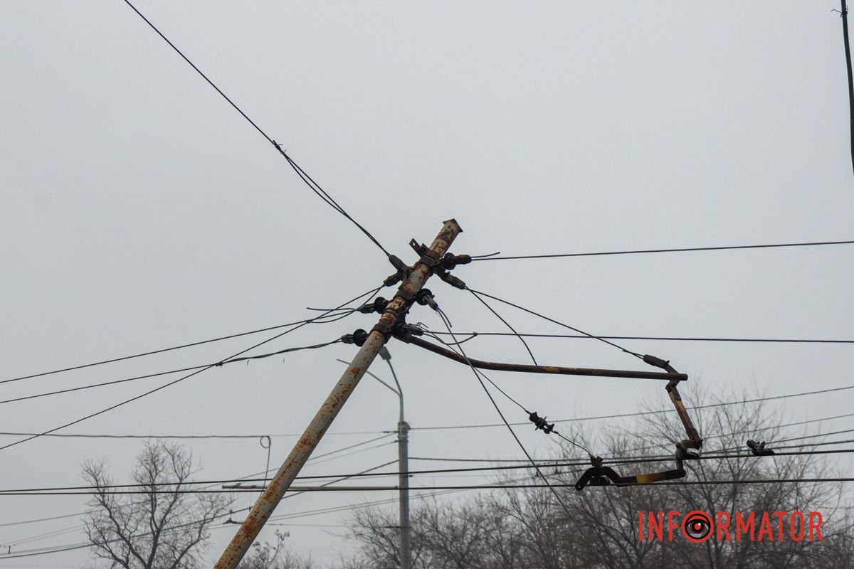 Опора упала на проезжую часть Опора упала на проезжую часть