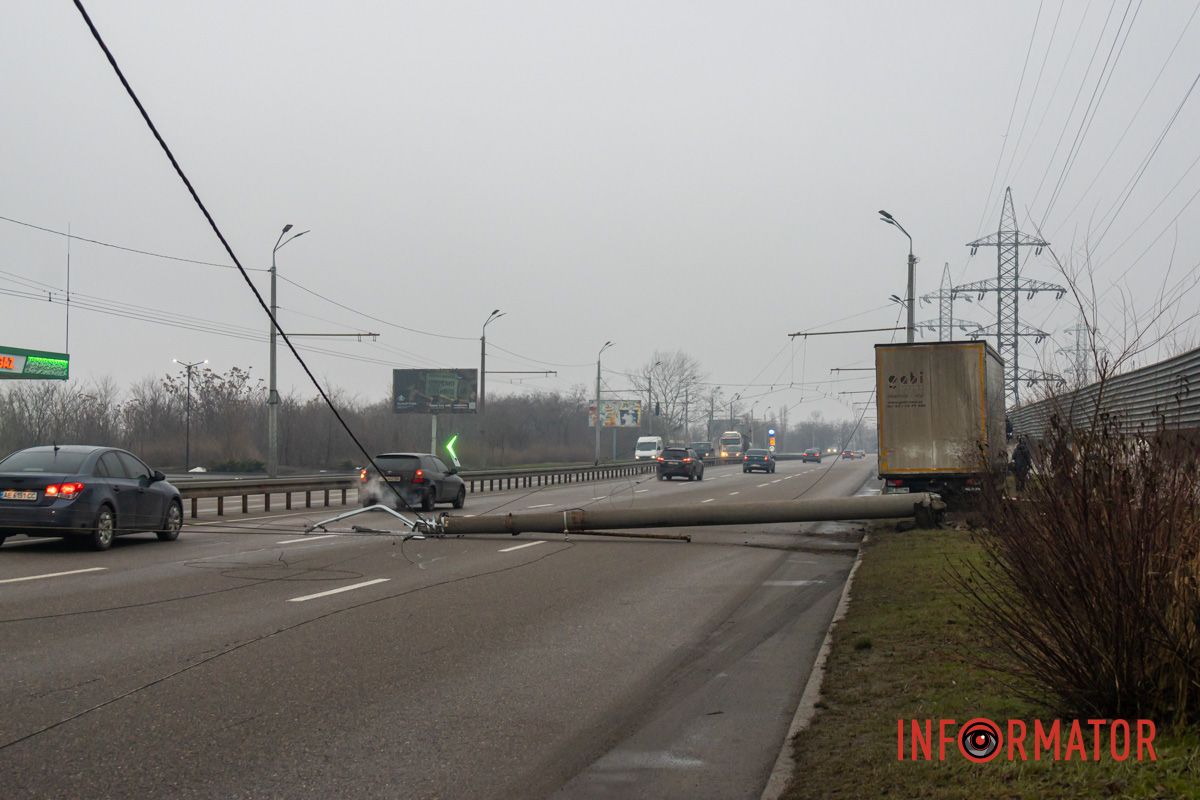 Она перекрыла две полосы Она перекрыла две полосы