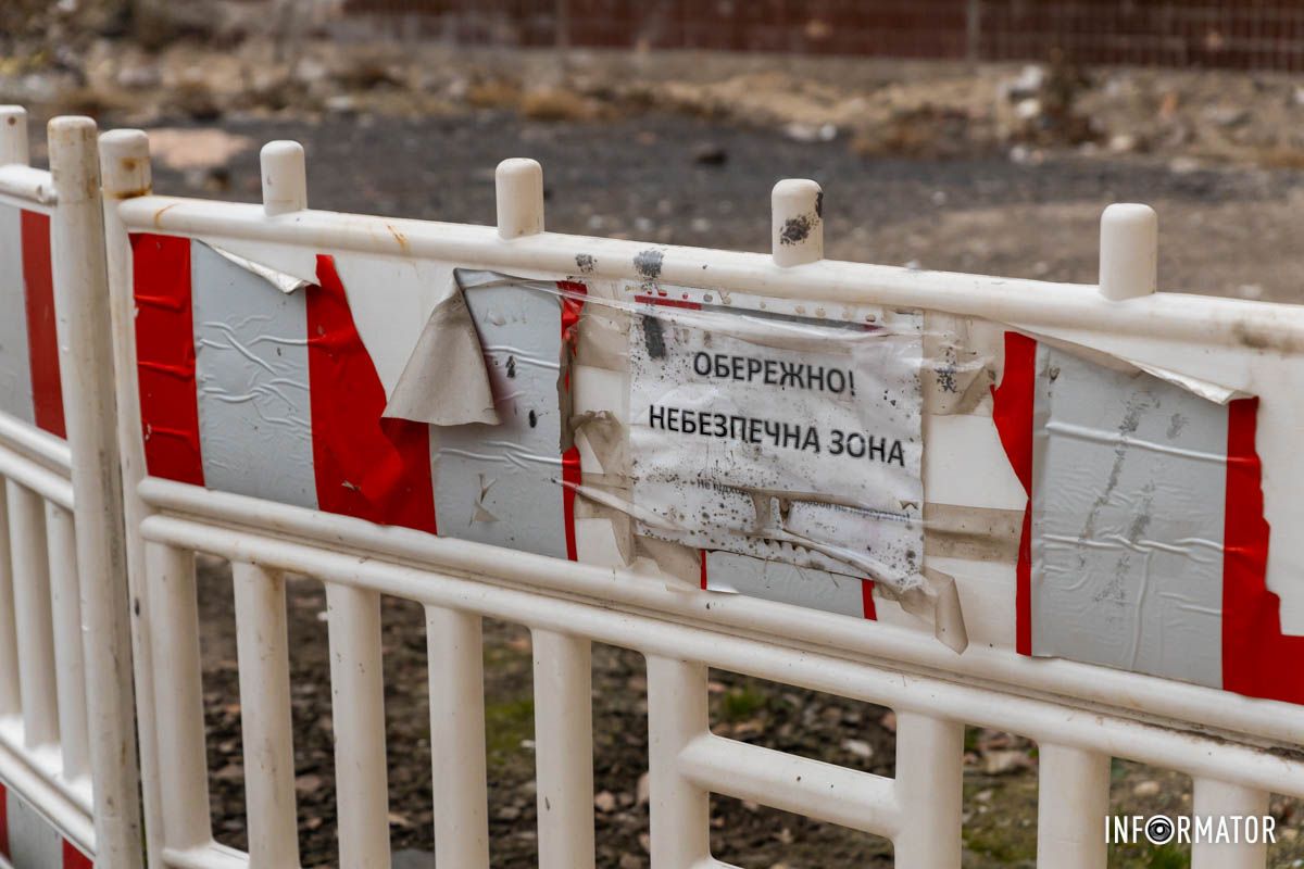 Территорию огородили забором