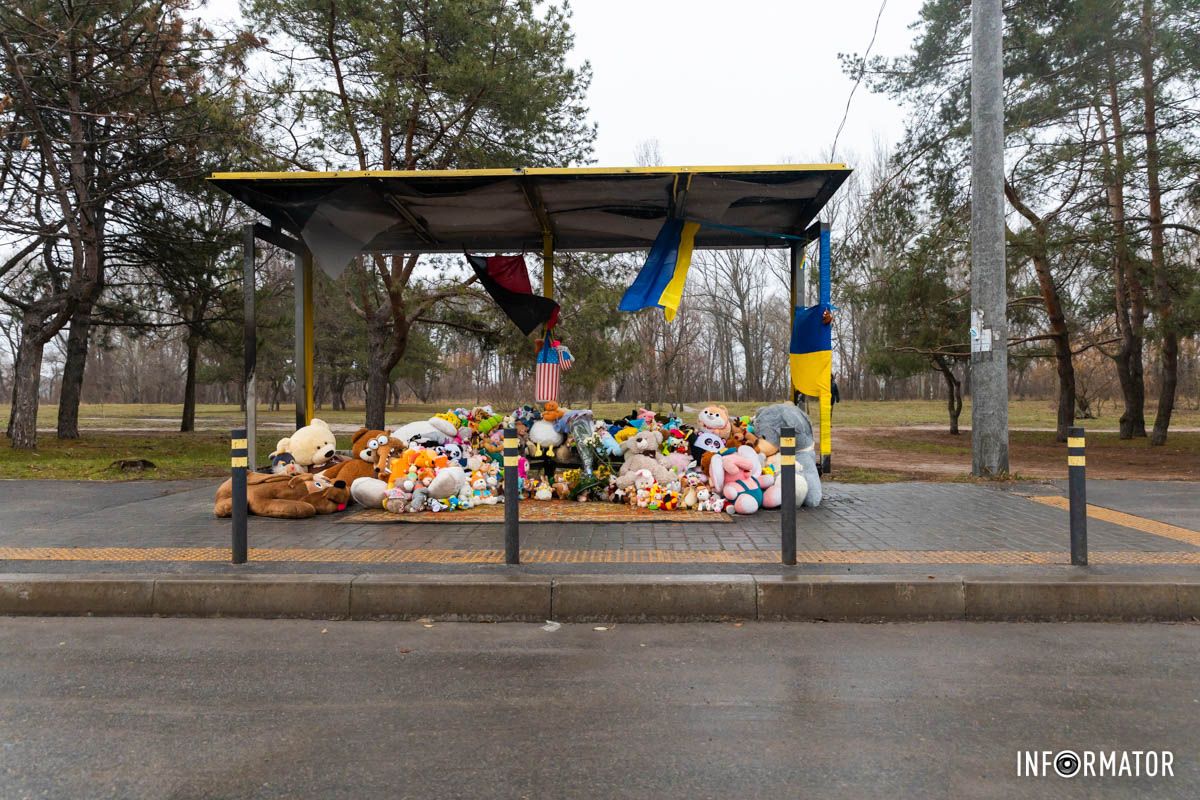 Люди приносят игрушки на мемориал, горевший 10 декабря