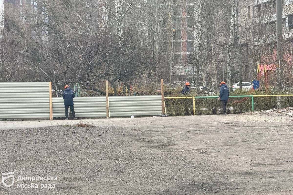 Мешканці будинку підтримали демонтаж під’їздів, які росіяни знищили ракетою 