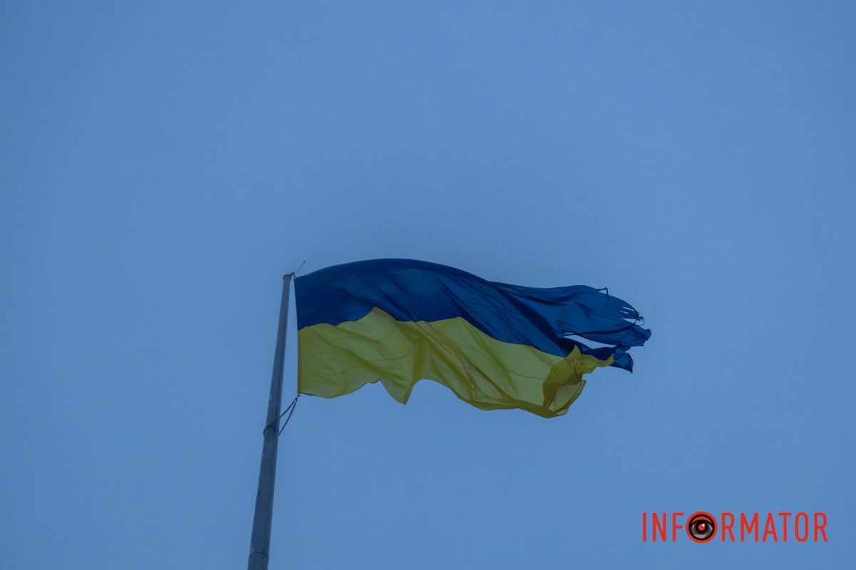 Теперь из-за непогоды самый большой флаг Днепра требует обновления
