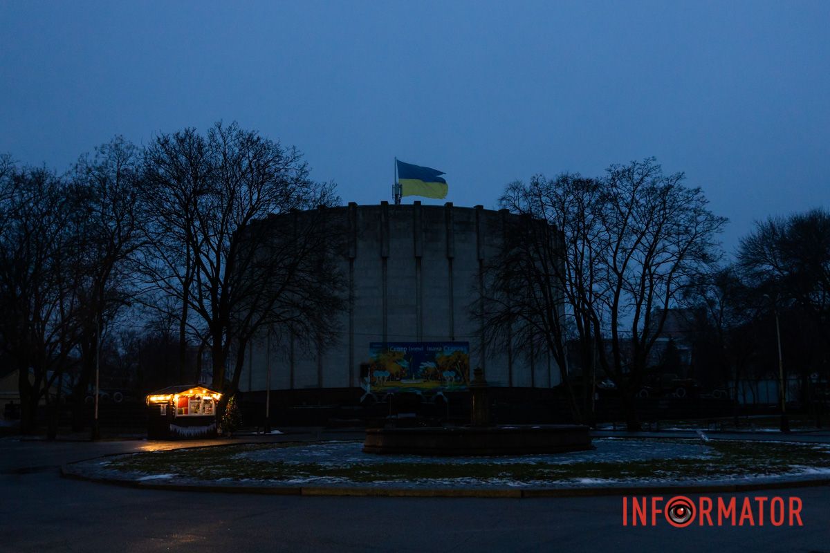 На проспекте Дмитрия Яворницкого непогода разорвала часть самого большого и высочайшего флага