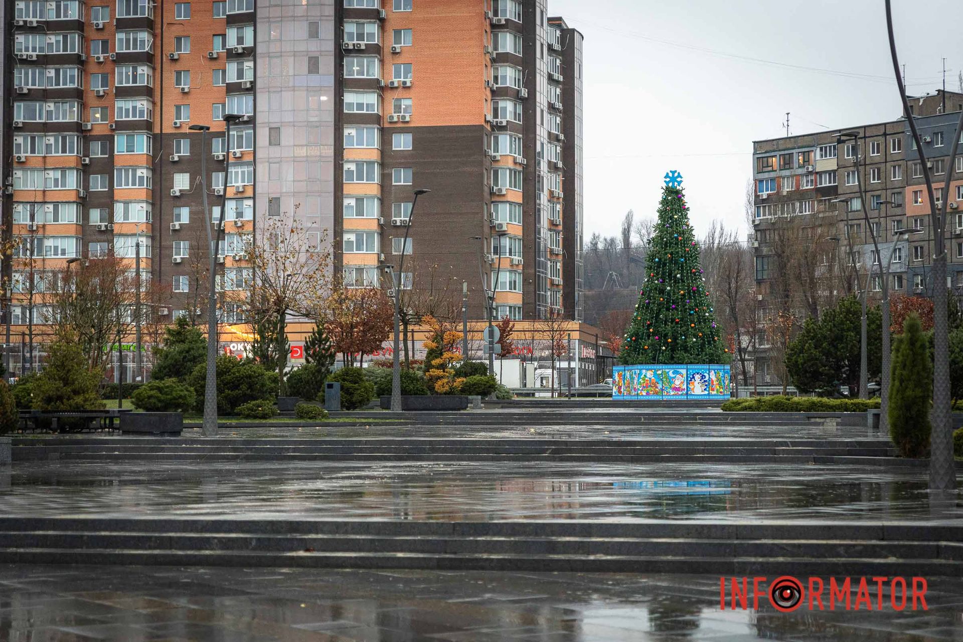 Ее украсили разноцветными игрушками и гирляндой. Ее украсили разноцветными игрушками и гирляндой.
