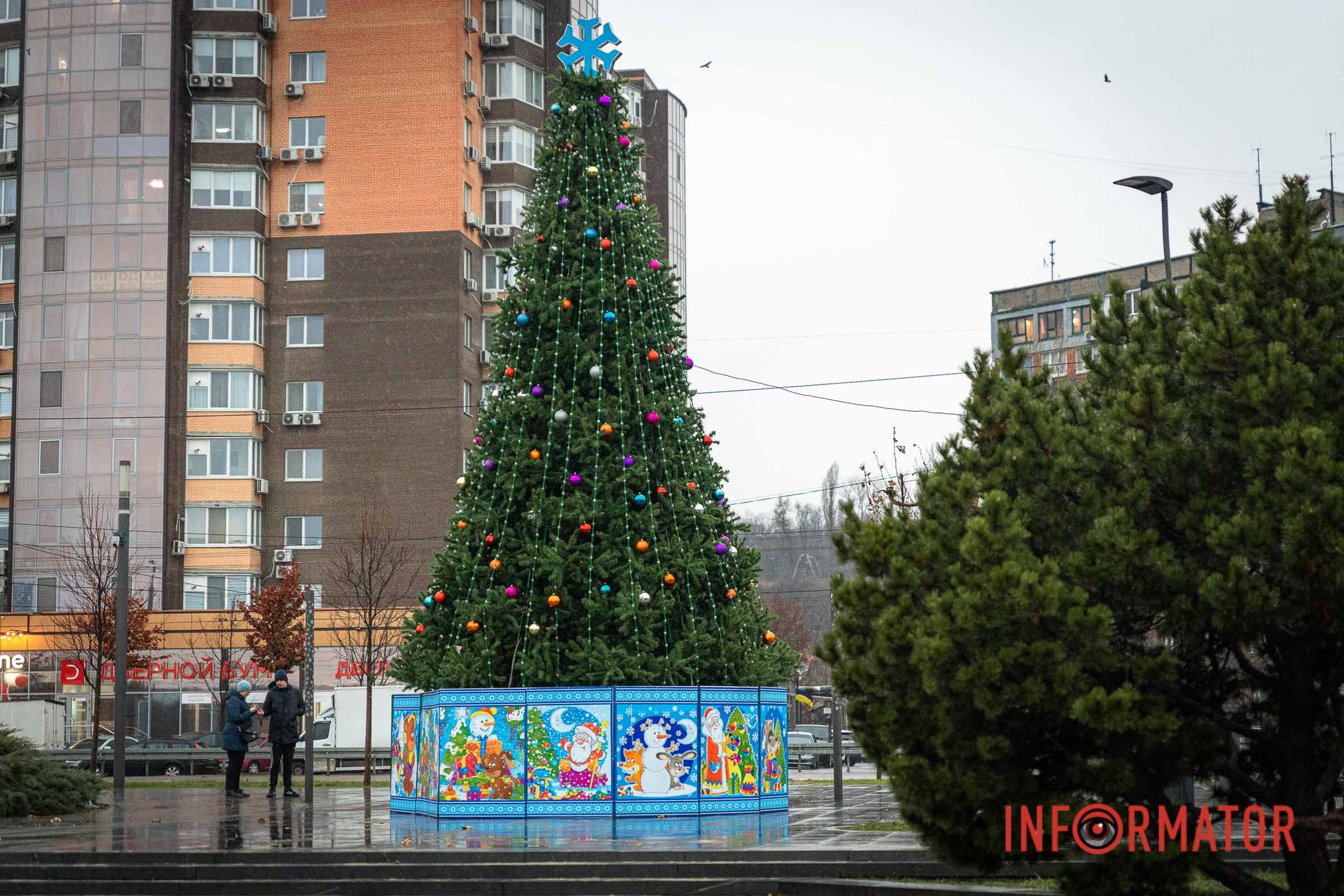 В Днепре устанавливают елки в разных частях города В Днепре устанавливают елки в разных частях города