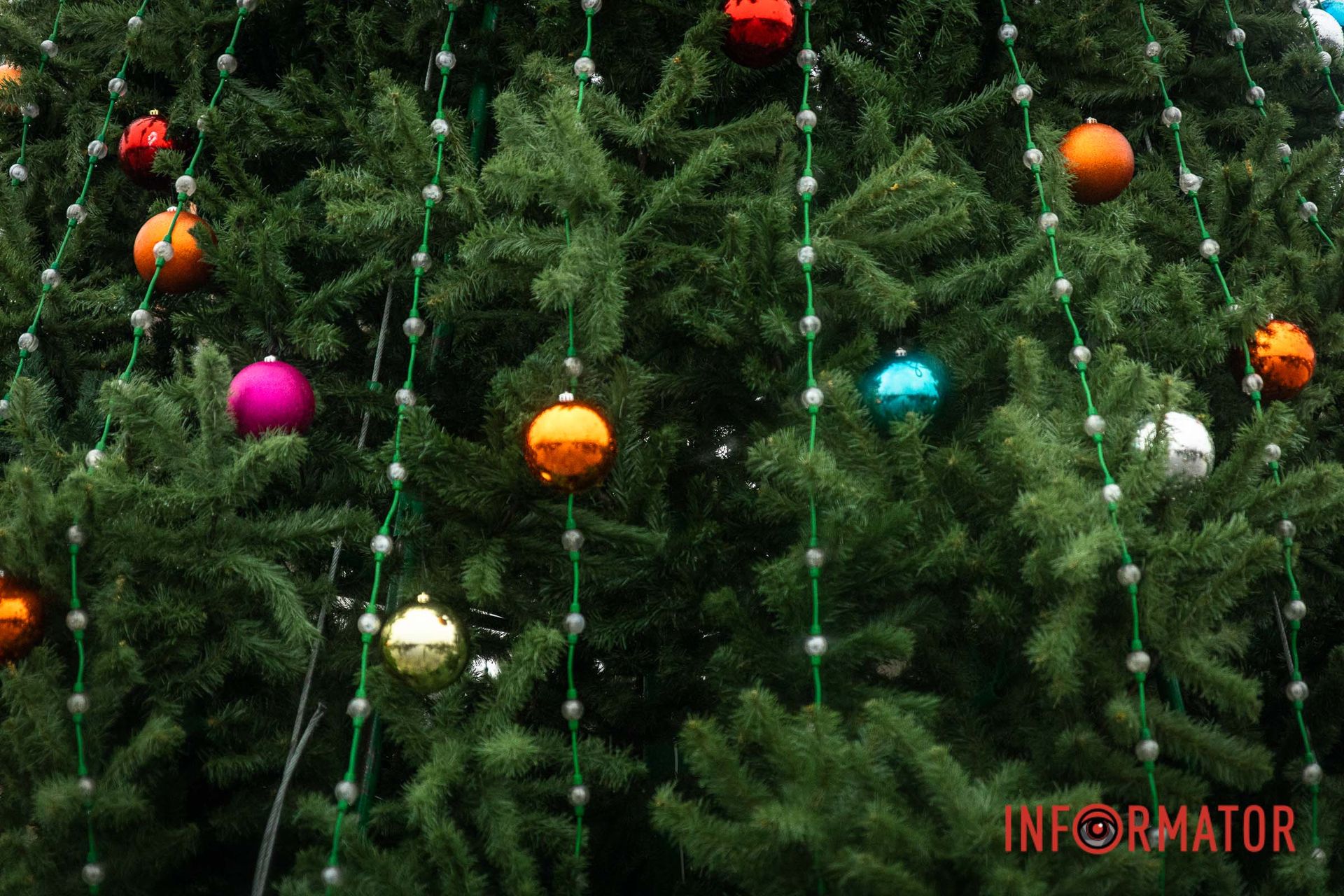 С каждым днем Днепр все больше украшают новогодней иллюминацией С каждым днем Днепр все больше украшают новогодней иллюминацией