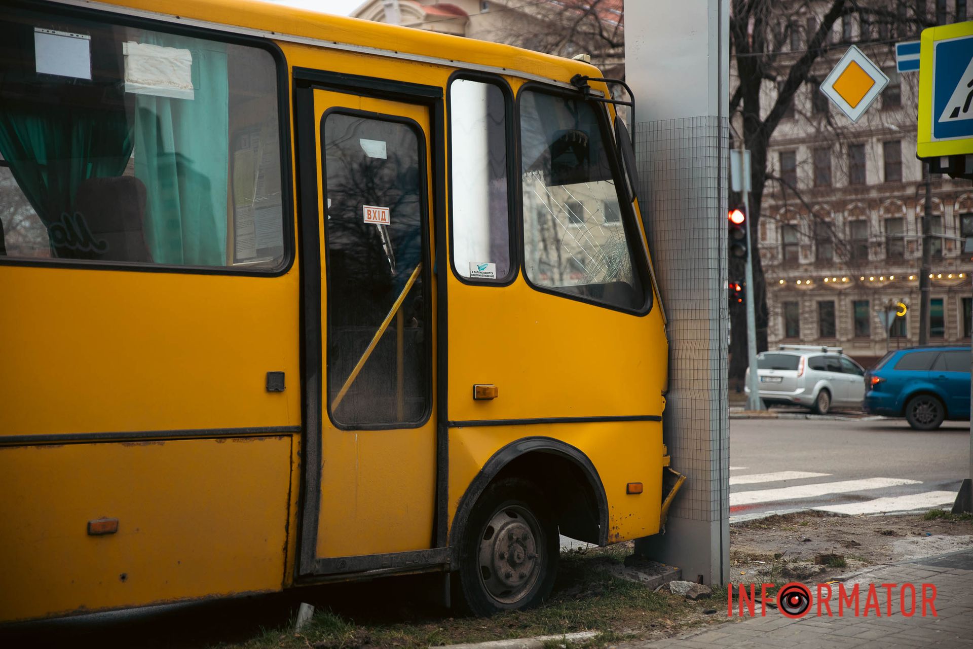 Ее госпитализировали и, предварительно, диагностировали у нее легкие повреждения Ее госпитализировали и, предварительно, диагностировали у нее легкие повреждения