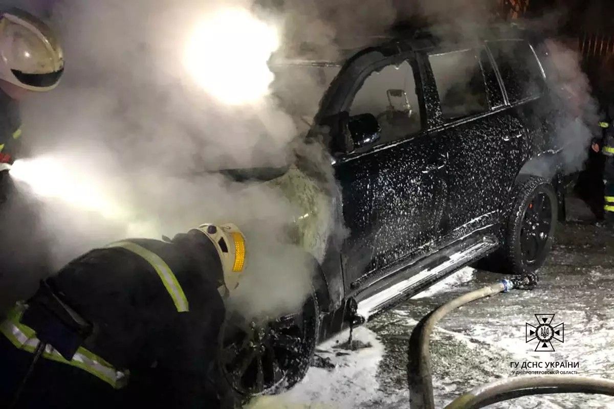 Вогонь пошкодив моторний відсік та салон машини на загальній площі 2 квадратних метри