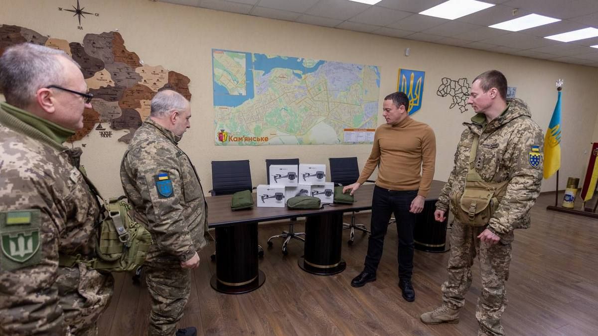 Мер Кам’янського передав Захисникам квадрокоптери DJI Mavic-3 та прилади нічного бачення