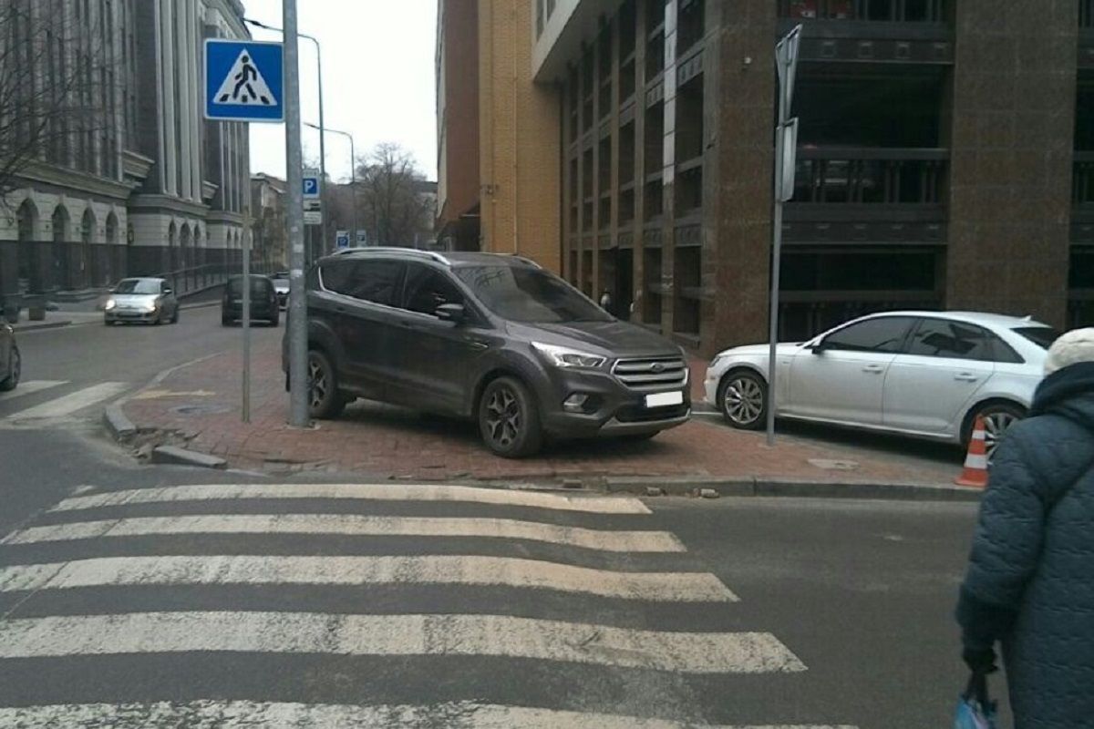 Вроде бы здесь и стояла Вроде бы здесь и стояла