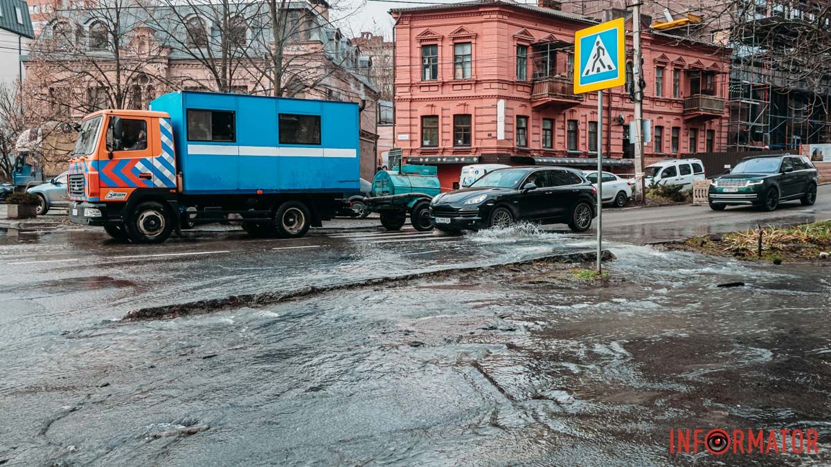 У Дніпрі на Паторжинського прорвало трубу: на вулиці утворилася «річка»