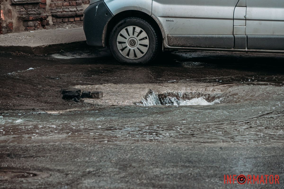 Вулицю залило водою, утворилася "ріка з порогами"