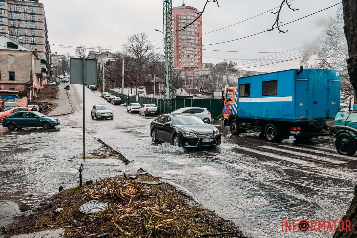 На місці працюють аварійники КП "Дніпроводоканал"