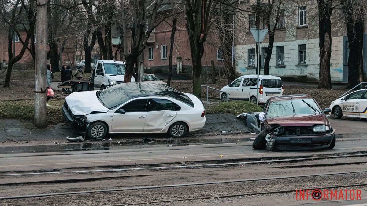 У Дніпрі на Мазепи Volkswagen після зіткнення з Renault вилетів на узбіччя та врізався в стовп